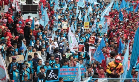 Hundreds of workers from various trade unions took action at the commemoration of the May Day International Labor Day in front of the Horse Statue, Jakarta, Wednesday (1/5/2019).