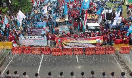 Ratusan buruh dari berbagai serikat buruh melakukan aksi pada peringatan Hari Buruh Internasional May Day di depan Patung Kuda, Jakarta, Rabu (1/5/2019). 