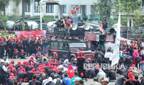 Ratusan buruh dari Federasi Serikat Pekerja Metal Indonesia (FSPMI) menggelar aksi di depan Gedung Sate, Kota Bandung, Jumat (26/1). Aksi tersebut menuntut Pemerintah Provinsi segera menetapkan Upah Minimum Sektoral Kabupaten Kota (UMSK) 2018.