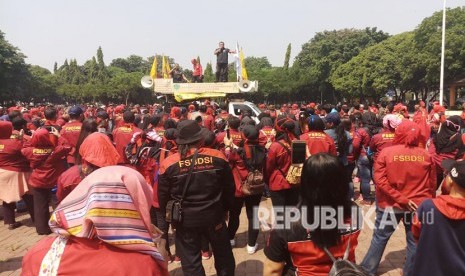 Aksi buruh di Bekasi, Jawa Barat, Selasa (1/5).