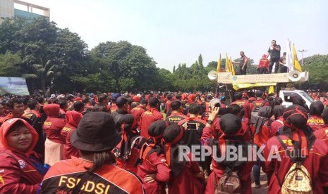 Buruh di Kota Bekasi merayakan Hari Buruh Sedunia bersama pejabat setempat di Alun-alun Kota Bekasi, Selasa (1/5).