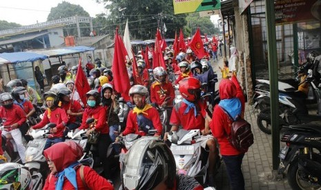 Ratusan buruh melanjutkan aksi demo bersama yang ada di seluruh Bandung Raya. 