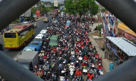 Ratusan buruh di Tangerang saat berunjuk rasa menuntut kenaikan upah.