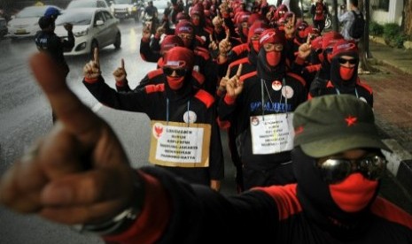 Ratusan buruh Konfederasi Serikat Pekerja Indonesia (KSPI) melakukan longmars dari Bandung menuju Tugu Proklamasi di Jakarta, Jumat (13/6) sebagai dukungan kepada Prabowo Subianto-Hatta Rajasa. 