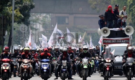  Ratusan buruh melakukan aksi unjuk rasa tuntut kenaikan upah minimum di depan Balaikota Jakarta, Jalan Medan Merdeka Selatan, Jakarta Pusat, Selasa (3/9).    (Republika/Yasin Habibi)