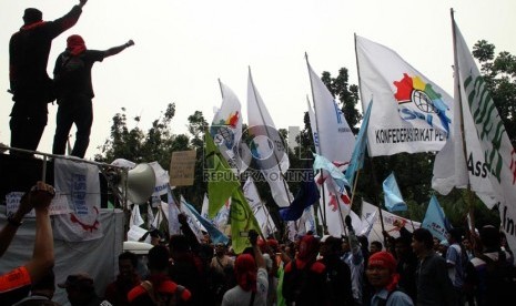  Ratusan buruh melakukan aksi unjuk rasa tuntut kenaikan upah minimum di depan Balaikota Jakarta, Jalan Medan Merdeka Selatan, Jakarta Pusat, Selasa (3/9).    (Republika/Yasin Habibi)