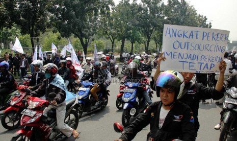  Ratusan buruh melakukan aksi unjuk rasa tuntut kenaikan upah minimum di depan Balaikota Jakarta, Jalan Medan Merdeka Selatan, Jakarta Pusat, Selasa (3/9).    (Republika/Yasin Habibi)