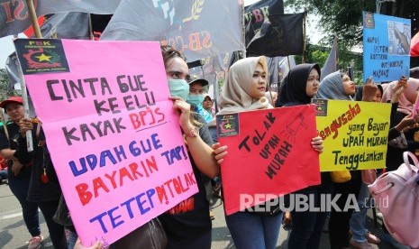 Ratusan buruh menggelar aksi di depan Gedung Sate, Jalan Diponegoro, Kota Bandung, Rabu (20/11).