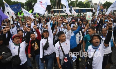 Ratusan buruh menggelar aksi unjuk rasa menentang omnibus law di Jakarta, Senin (20/1/2020). 