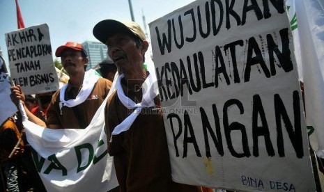  Ratusan buruh petani melakukan aksi unjuk rasa dalam memperingati Hari Tani Nasional di Jakarta, Rabu (24/9).   (Republika/Prayogi)