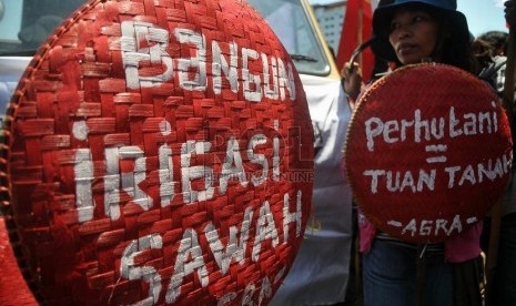  Ratusan buruh petani melakukan aksi unjuk rasa dalam memperingati Hari Tani Nasional di Jakarta, Rabu (24/9).   (Republika/Prayogi)