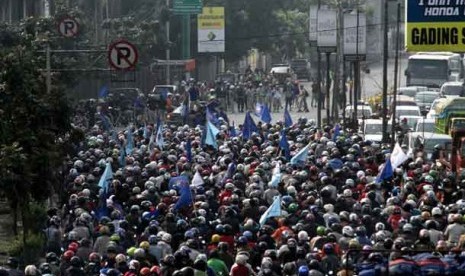 Ratusan buruh Tangerang berkendara sepeda motor saat aksi mogok nasional di jalan raya Serpong, Tangerang, Banten, Rabu (3/10).