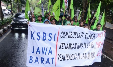 Ratusan buruh yang tergabung dalam konfederasi Serikat Buruh Seluruh Indonesia menggelar aksi di kawasan Gedung Sate, Kota Bandung, Kamis (13/2). 