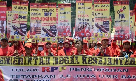 Ratusan buruh yang tergabung dalam Kongres Aliansi Serikat Buruh Indonesia (KASBI) menggelar aksi menolak Rancangan Peraturan pemerintah (RPP), di depan Gedung Sate, Kota Bandung, Rabu (28/10). 