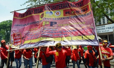 Ratusan buruh yang tergabung dalam Kongres Aliansi Serikat Buruh Indonesia (KASBI) menggelar aksi menolak Rancangan Peraturan pemerintah (RPP), di depan Gedung Sate, Kota Bandung, Rabu (28/10). 