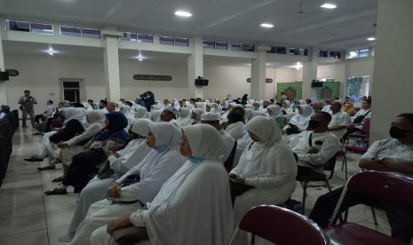 Ratusan calhaj menjalani bimbingan di Gedung Dakwah Kota Tasikmalaya, Rabu (1/6/2022). Calhaj asal Kota Tasikmalaya masuk ke dalam kloter 43 dan akan diberangkatkan pada 1 Juli 2022.