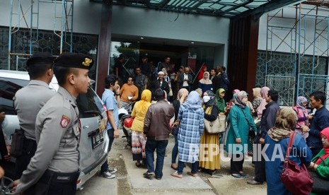 Ratusan calon jemaah umrah menggeruduk kantor PT Solusi Balad Lumampah (PT SBL) untuk meminta kejelasan, di Jalan Dewi Sartika Kota Bandung, Rabu (31/1).