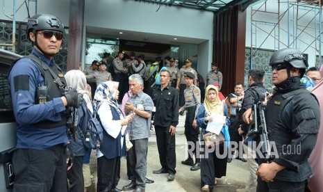 Ratusan calon jemaah umroh menggeruduk kantor PT Solusi Balad Lumampah (PT SBL) untuk meminta kejelasan, di Jalan Dewi Sartika Kota Bandung, Rabu (31/1). (