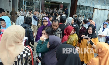 Ratusan calon jemaah umroh menggeruduk kantor PT Solusi Balad Lumampah (PT SBL) untuk meminta kejelasan, di Jalan Dewi Sartika Kota Bandung, Rabu (31/1).