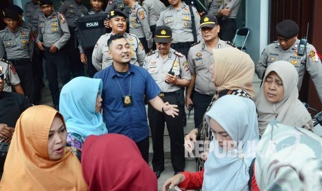 Ratusan calon jemaah umroh menggeruduk kantor PT Solusi Balad Lumampah (PT SBL) untuk meminta kejelasan, di Jalan Dewi Sartika Kota Bandung, Rabu (31/1).