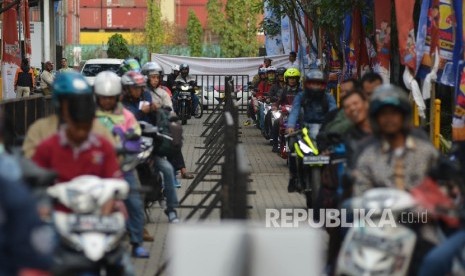 Ratusan calon pemudik antre sebelum memasuki KM Dobonsolo saat mudik gratis di Pelabuhan Tanjung Priok, Jakarta Utara, Senin (19/6)