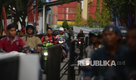 Ratusan calon pemudik antre sebelum memasuki KM Dobonsolo saat mudik gratis di Pelabuhan Tanjung Priok, Jakarta Utara, Senin (19/6)