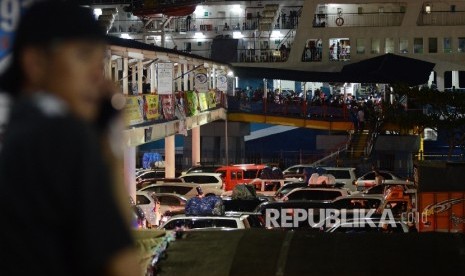 Ratusan calon pemudik memasuki kapal tujuan Bakauheni di Pelabuhan Merak, Banten, Ahad (3/7) dini hari. Puncak arus mudik di Pelabuhan Merak diperkirakan terjadi pada hari ini sabtu (2/7) hingga Ahad (3/7). 