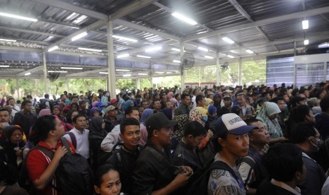 Ratusan calon penumpang menumpuk di stasiun