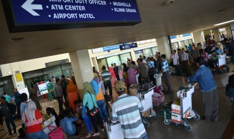 Penumpang memadati Terminal I Bandara Internasional Juanda Surabaya di Sidoarjo, Jawa Timur. (ilustrasi)