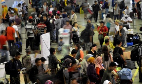 Ratusan calon penumpang memadati Terminal I Bandara Internasional Juanda Surabaya di Sidoarjo, Jawa Timur, Rabu (10/5). 