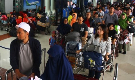 Ratusan calon penumpang mengantre masuk ke dalam Terminal Keberangkatan 1 C, Bandara Soekarno Hatta, Tangerang, Banten, Kamis (22/6). 