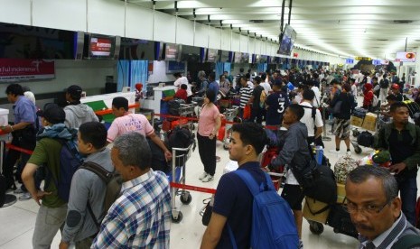 Lebaran homecoming travelers at Soekarno-Hatta International Airport.