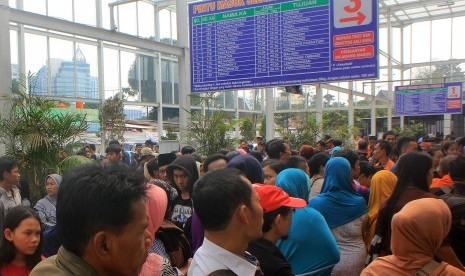 Ratusan calon penumpang mengantre untuk memasuki peron jalur 3 Stasiun Senen, Jakarta Pusat, Jakarta, Rabu (1/7).