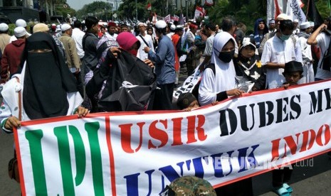 Ratusan demonstran dari berbagai kelompok masyarakat berkumpul di Bunderan HI dalam aksi bela Rohingya, Jakarta, Rabu (6/9).