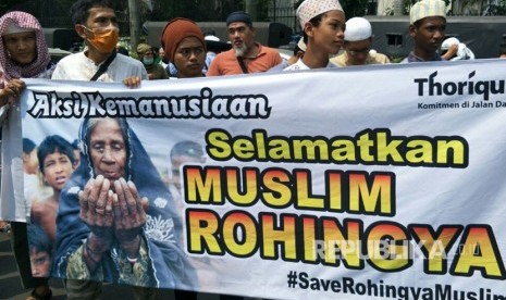 Ratusan demonstran dari berbagai kelompok masyarakat berkumpul di Bunderan HI dalam aksi bela Rohingya, Jakarta, Rabu (6/9).