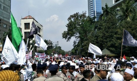 Ratusan demonstran dari berbagai kelompok masyarakat berkumpul di Bunderan HI dalam aksi bela Rohingya, Jakarta, Rabu (6/9).