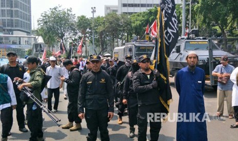 Ratusan demonstran dari berbagai kelompok masyarakat berkumpul di Bunderan HI dalam aksi bela Rohingya, Jakarta, Rabu (6/9).