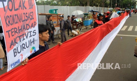 Ratusan demonstran dari Kongres Aliansi Serikat Buruh Indonesia (KASBI) Bandung Raya berunjuk rasa di depan Gedung Sate, Ahad (1/5).