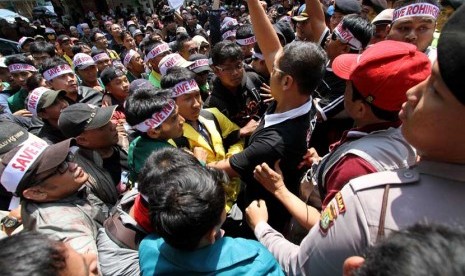  Ratusan demonstran yang tergabung dalam Masyarakat Peduli Rohingya melakukan aksi dorong ketika berunjuk rasa di depan Kedutaan Besar Myanmar, Jakarta, Kamis (9/8). (M Agung Rajasa/Antara)