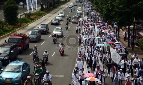  Ratusan dokter melakukan aksi long march menuju Istana Merdeka di Jalan MH Thamrin, Jakarta, Rabu (27/11).  (Republika/Agung Supriyanto)