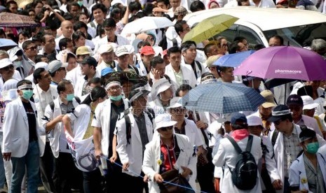  Ratusan dokter melakukan aksi long march menuju Istana Merdeka di Jalan MH Thamrin, Jakarta, Rabu (27/11).  (Republika/Agung Supriyanto)