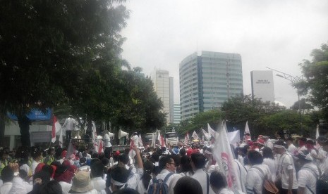 Ratusan dokter yang tergabung dalam Ikatan Dokter Indonesia (IDI) menggelar unjuk rasa di depan Kantor Kementerian Kesehatan (Kemenkes), Jalana Rasuna Said, Kuningan, Jakarta Selatan, Senin siang (24/10).