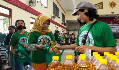 Ratusan driver ojek daring setempat menghadiri bazar murah di Bandung Timur. 