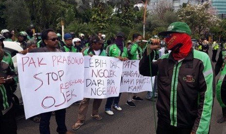 Ratusan driver ojek online Surabaya menggelar aksi di depan Gedung Negara Grahadi Surabaya, Sabtu (24/11). Mereka menuntut Capres nomor urut 02, Prabowo Subianto meminta maaf lantaran dirasanya telah merendahkan profesi mereka.