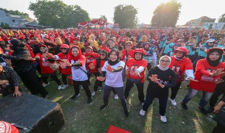 Ratusan emak-emak senam di Lapangan Bok Abang, Jalan Banyu Urip, Surabaya, Rabu (20/12/2023).