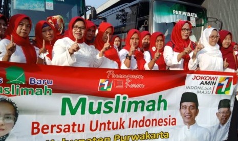 Ratusan emak-emak yang tergabung dalam arus baru muslimah Purwakarta, mendeklarasikan diri mendukung pasangan 01 Jokowi-Amin, Ahad (24/2). 