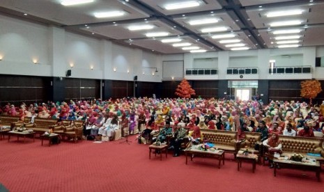 Ratusan guru di Kota Padang mengikuti seminar pendidikan yang diadakan oleh Yayasan Pendidikan Profesional Rangkiang Indonesia (YP2RI), Sabtu (20/10). 