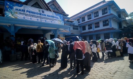 Ratusan guru honorer antre saat melakukan verifikasi di Dinas Pendidikan Kota Bandung, Jawa Barat.