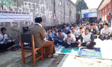 Ratusan guru honorer di Kabupaten Sukabumi Jawa Barat menggelar mogok mengajar dan menolak ketentuan penerimaan CPNS di Sekretariat PGRI Kecamatan Kadudampit, Sukabumi Senin (17/9).