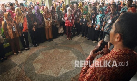 Ratusan Guru Tidak Tetap (GTT) SD dan SMP Negeri se-Kabupaten Semarang mendatangi kantor Disdikbudpora Kabupaten Semarang, Kamis (19/4). 